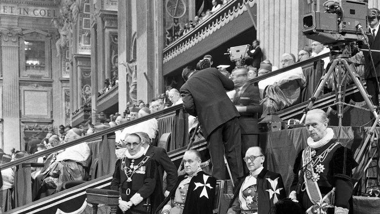 Operatori dei media nella Basilica di San Pietro durante i lavori conciliari. (Foto d'archivio)