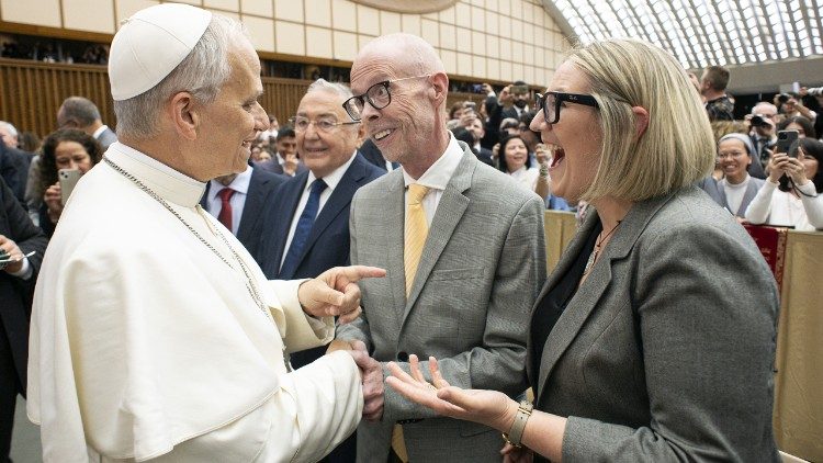 John Allen na mkewe wakimsalimia Papa Leo XIV