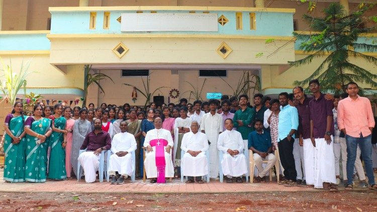 ஆயருடன் அருள்பணியாளர்களும் இளையோரும் 