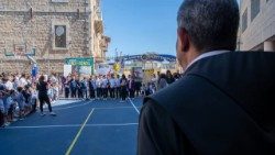 Los chicos de las escuelas de la Custodia de Tierra Santa con el padre Ibrahim Faltas en Jerusalén 