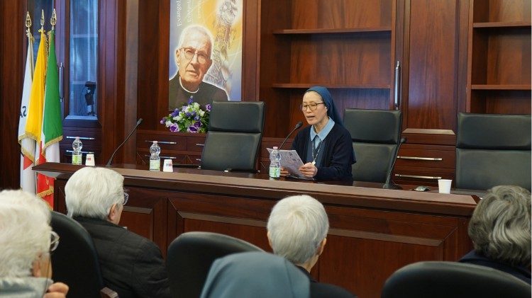 Ir Mari Lucia, superiora geral das Filhas de São Paulo falando durante o encontro: 100 anos em Roma