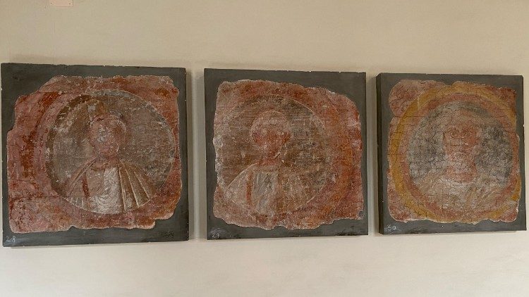 Zbytky původn&iacute; galerie papežů z baziliky sv. Pavla za hradbami, uchov&aacute;van&eacute; v přilehl&eacute;m kl&aacute;šteře