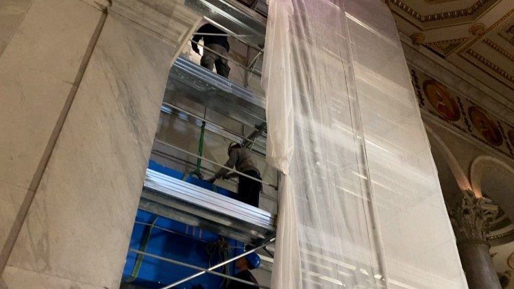 Il mosaico elevato a 13 metri di altezza nella Basilica di San Paolo