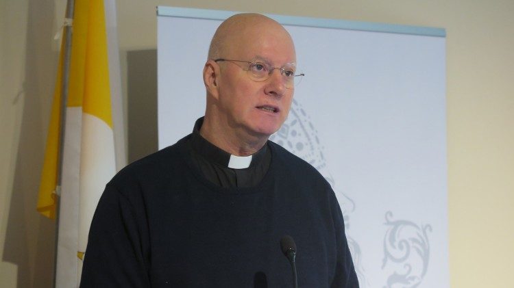 P. Siniša Štambuk u dvorani Ivana Pavla II. u Dubrovniku govorio o umjetnoj inteligenciji (Foto: Angelina Tadić)