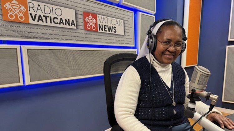 Ir. Olga J. Massango, nos est&uacute;dios da R&aacute;dio Vaticano