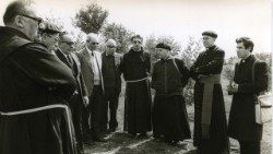  Yad Vashem 7 marzo 1982, cerimonia per la piantumazione dell'albero in memoria di don Gaetano Tantalo. Al centro Michael Tagliacozzo e Giuliano Orvieto