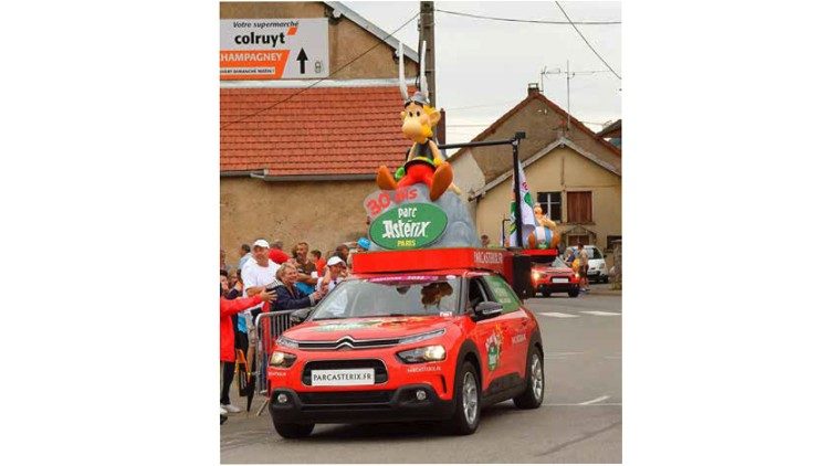 Vettura pubblicitaria del Parc Asterix sfila nel corso della sesta tappa del Tour de France 2019.