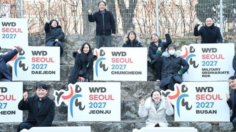 Giovani coreani con i pannelli-sculture con sopra impressi il logo della GMG di Seoul 2027 e delle quindici diocesi della Corea