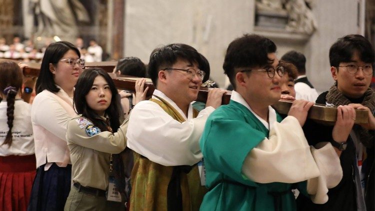 Giovani Coreani con la Croce della GMG di Seoul 2027.