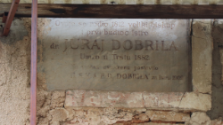 Prva spomen ploča na rodnoj kući biskupa Dobrile u selu Ježenj postavljena je već 1909. godine (foto: Gordana Krizman)