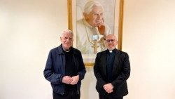 Otec Federico Lombardi a Roberto Regoli