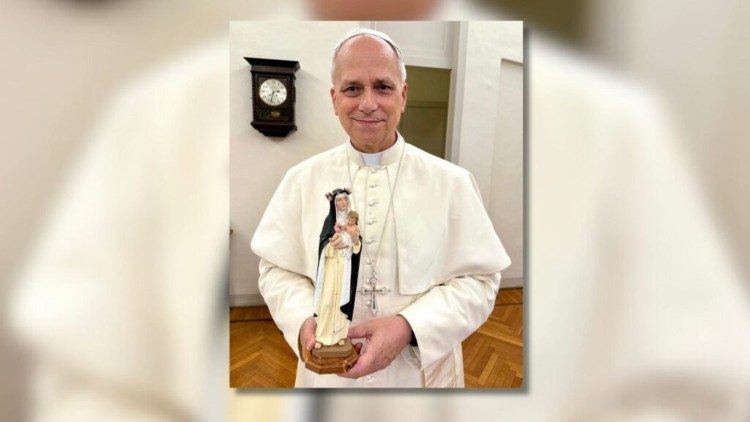 O Papa com uma imagem de Santa Rosa de Lima