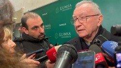 Kardinál Parolin odpovídá novinářům na univerzitě LUMSA