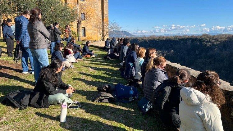 Il pellegrinaggio delle consacrate di Regnum Christi al Santuario di Santa Maria ad Rupes, a Castel Sant'Elia (Viterbo).