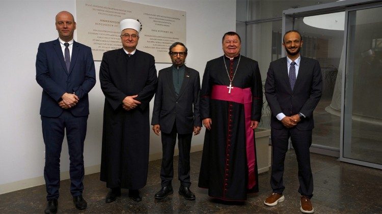 Biskup Vjekoslav Huzjak s visokim predstavnicima muslimanskih zajednica (Foto: Mihael Varenica)