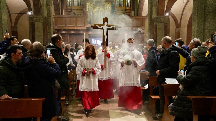 La Croce degli Sportivi consegnata all'arcivescovo di Milano, Mons Mario Delpini, in occasione della prossima apertura delle Olimpiadi invernali