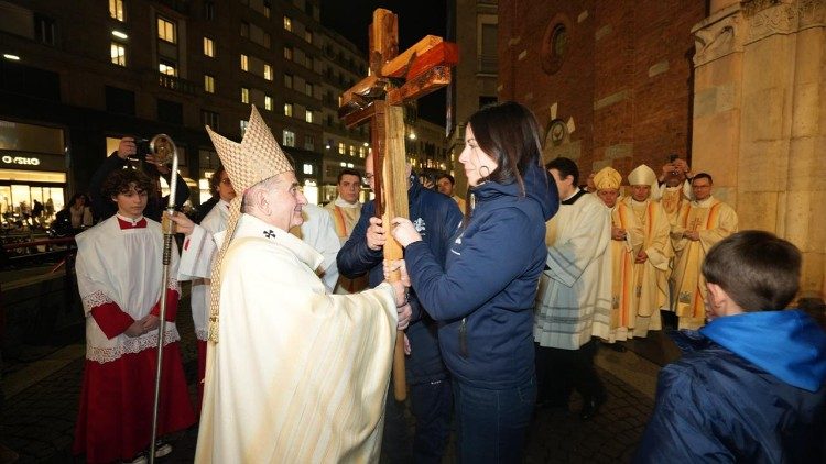 Athletica Vaticana entrega a Mons. Delpini la Cruz de los Atletas (foto &copy; Cerchi / Iglesia de Mil&aacute;n)