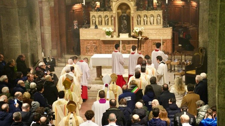 Misa en la Iglesia de San Babila en Mil&aacute;n (foto &copy; Cerchi / Iglesia de Mil&aacute;n)
