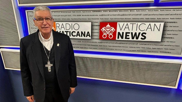 Cardenal Castillo en los estudios de Radio Vaticana - Vatican News