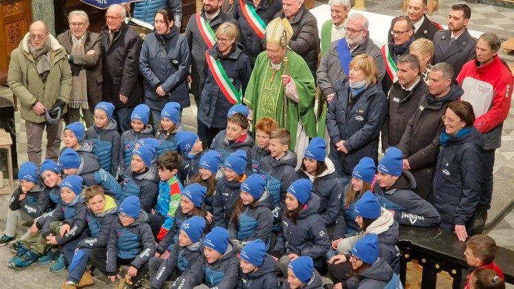 Il cardinale Cantoni con gli atleti, i volontari e le societ&agrave; impegnate nella preparazione dei Giochi Olimpici invernali