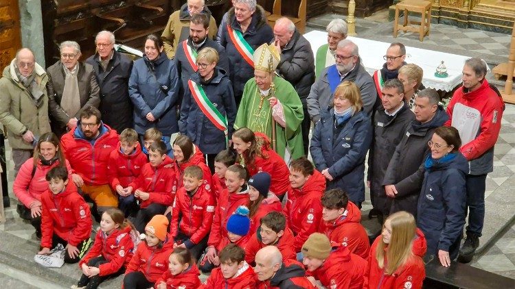 Il cardinale Oscar Cantoni con gli atleti, i volontari e le società sportive impegnate nella preparazione dei Giochi Olimpici invernali di Milano-Cortina