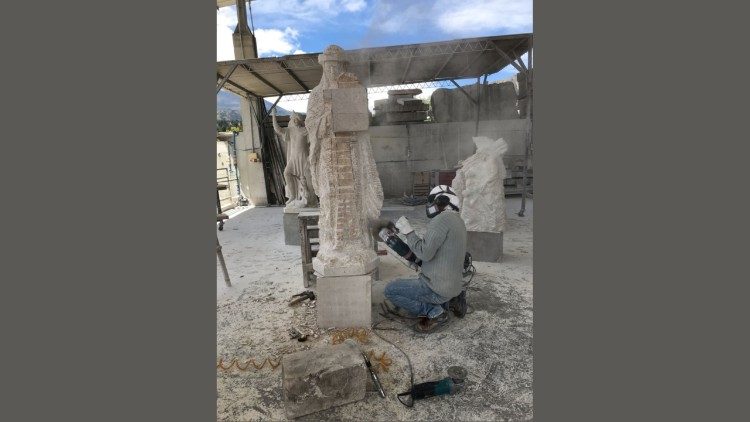 El joven escultor peruano Edwin Morales