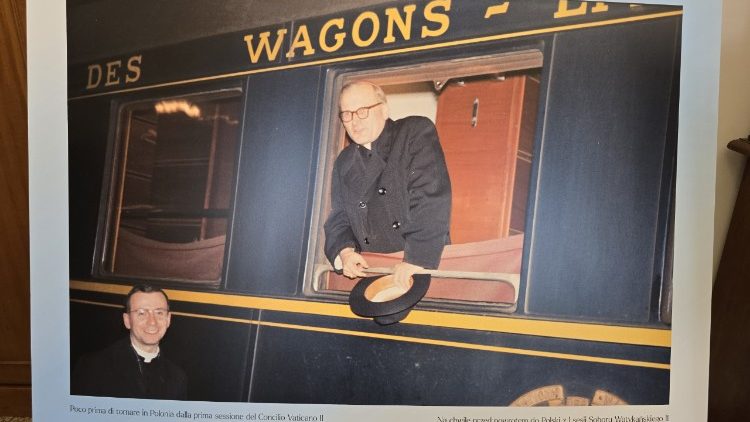 Na wystawie znajdują się zdjęcia z wyjazdu kard. Wojtyły do Rzymu (ks. Tomasz Podlewski / Watykańska Fundacja Jana Pawła II)