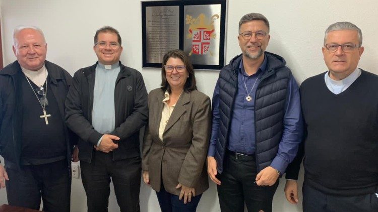 Frei Rogerio e os participantes do Retiro.