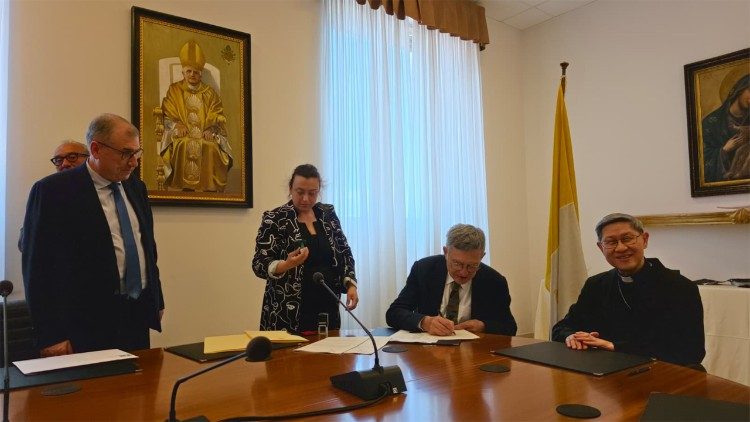 Paolo Ruffini, prefetto del Dicastero per la Comunicazione, e il cardinale Luis Antonio Gokim Tagle, pro-prefetto del Dicastero per l'Evangelizzazione - Sezione per la prima evangelizzazione e le nuove Chiese particolari, firmano l'accordo
