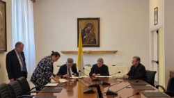 Umowę podpisali Paolo Ruffini oraz kard. Luis Antonio Tagle