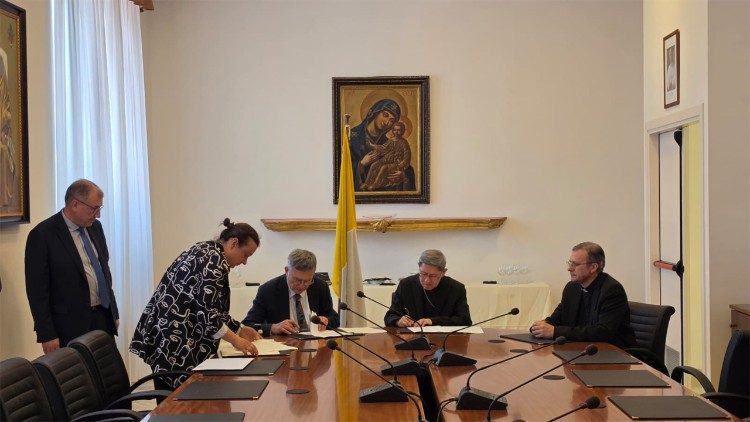 Umowę podpisali Paolo Ruffini oraz kard. Luis Antonio Tagle