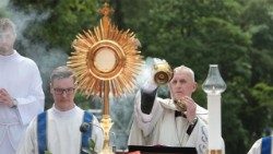 Bp Grzegorz Suchodolski podczas uroczystości w Piekarach Śląskich