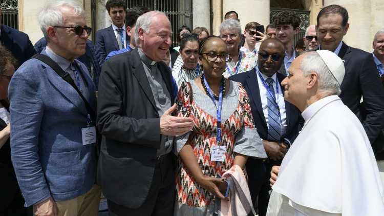 Papa Leone XIV, al termine dell'udienza generale di oggi, 3 giugno, saluta monsignor Renzo Pegoraro (al centro), presidente PAV, e Jacqueline Kitulu, presidente della WMA (a destra), e i partecipanti al Meeting sulla Dichiarazione di Taipei