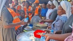 Schwestern versorgen Hunderte von Binnenflüchtlingen in Xai-Xai, Mosambik, nach den Überschwemmungen mit Lebensmitteln