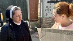 S. Gabriela z siostrami i wolontaruiuszami dowożą pomoc przesiedleńcom, nawet w promieniu 250 km. od Żytomierza. 
