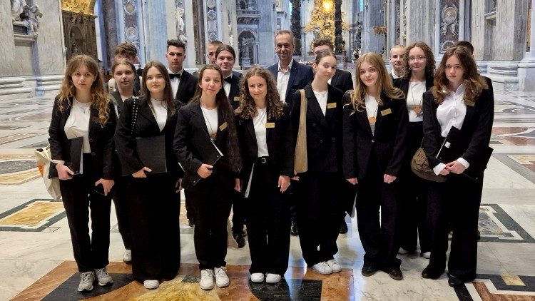 Podczas liturgii śpiewał Młodzieżowy Ch&oacute;r Cantaviva z Zespołu Państwowych Szk&oacute;ł Muzycznych w Jarosławiu,