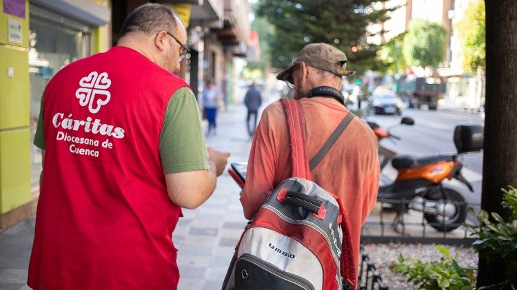 Un operatore Caritas con un senza-tetto. 