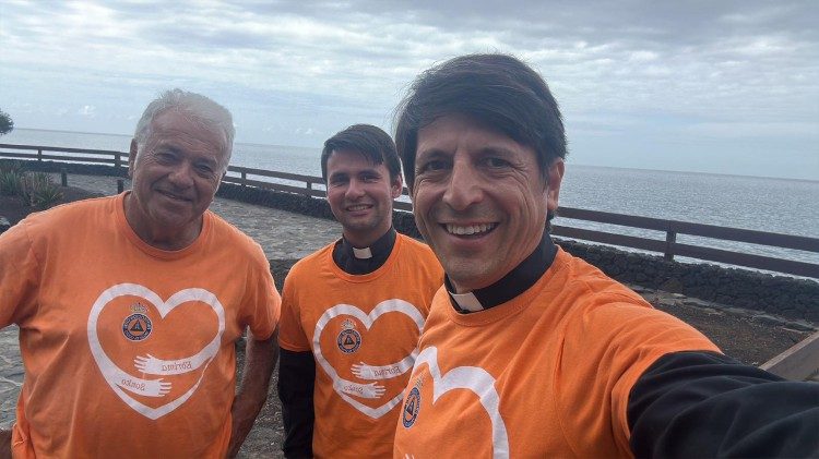 Don Darwin Rivas e alcuni volontari che aiutano i migranti