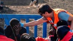 Don Darwin Rivas aiuta una persona migrante arrivata all'isola di El Herrio, nell'arcipelago delle Canarie