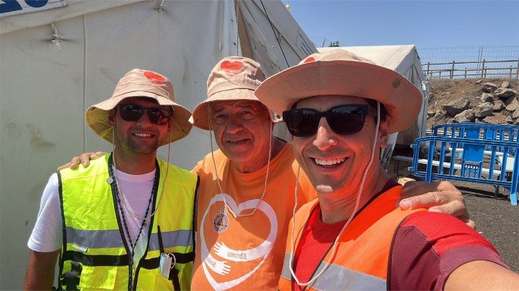 Don Rivas con alcuni compagni della Ong Coraz&oacute;n Naranja