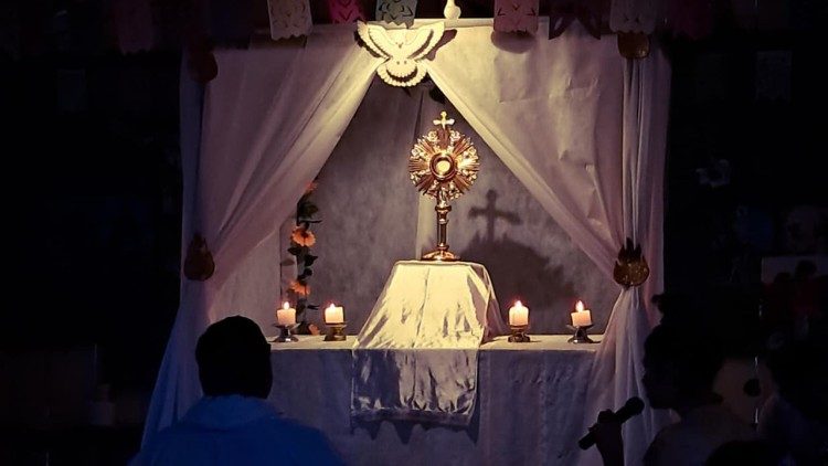 Momento de Adora&ccedil;&atilde;o a Jesus Eucar&iacute;stico