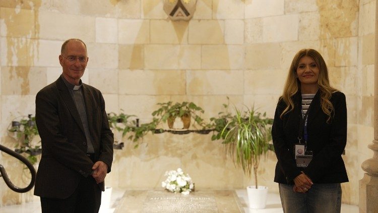 El padre Josep Mar&iacute;a Turull, rector de la Bas&iacute;lica de la Sagrada Familia, ante la tumba de Gaud&iacute;, durante la entrevista con Vatican News
