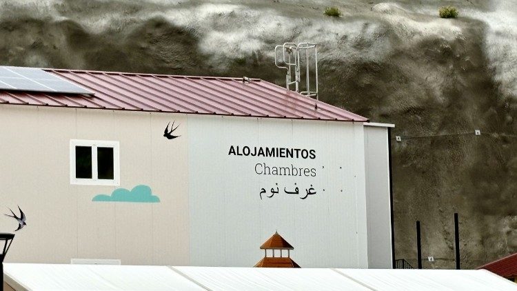Le pareti degli alloggi con le scritte in spagnolo, francese e arabo