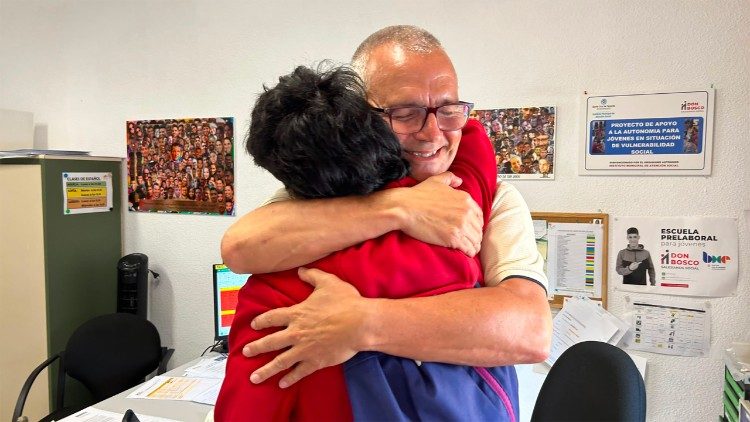 Padre Jos&eacute; con il giovane marocchino al Centro della Fondazione Don Bosco