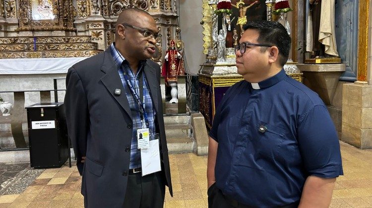 Padre Paul Samasumo akihojiana na Padre Dennis (OSA) katika Kanisa la Mtakatifu Agostino.