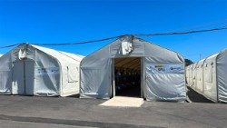 L'allestimento di tende nel centro Las Raices a Tenerife