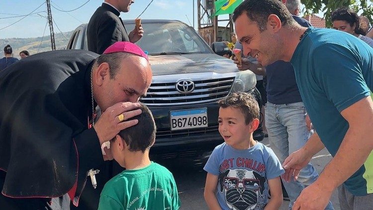L'arcivescovo Borgia con i piccoli abitanti dei villaggi cristiani, raggiunti dagli aiuti