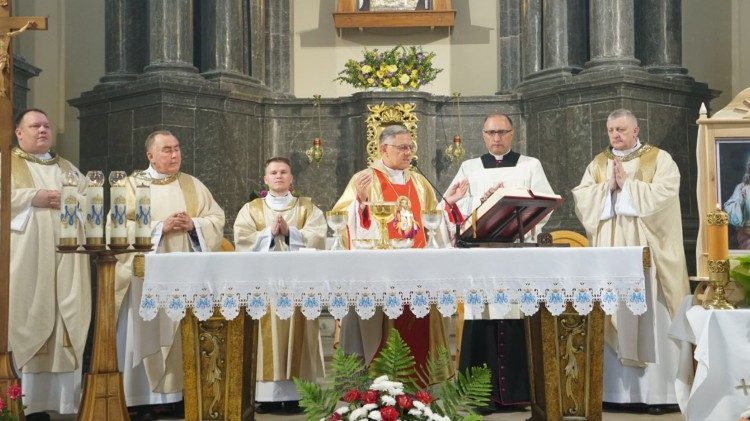 Akt zawierzenia poprzyedzony był triduum modlitewnym w całej archidiecezji
