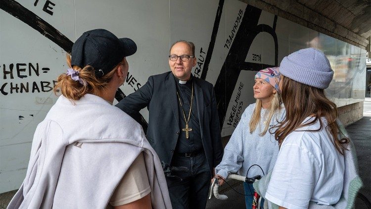 Preparativi per l'niziativa “Pasta per tutti” nel segno di San Francesco alla cattedrale di Innsbruck