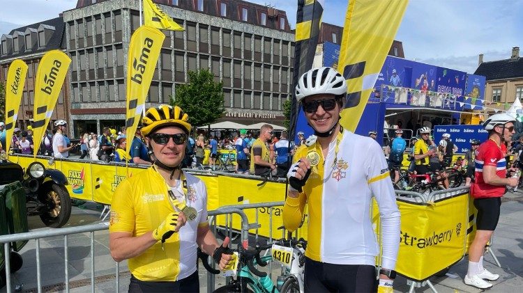 Noruega, monseñor Antons Prikulis, a la derecha, con el padre Nicola Agnoli.